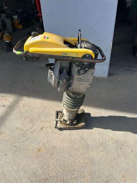 Zdjęcie ubijaka Wacker Neuson BS 60-2 w akcji na placu budowy