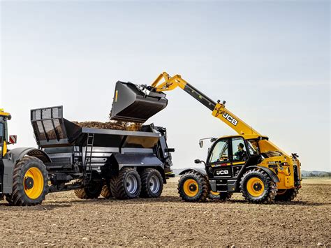 Infografika przedstawiająca historię i rozwój serii JCB Loadall