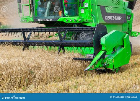 Thematic photo of an old Deutz-Fahr M 980 combine harvester working in the field