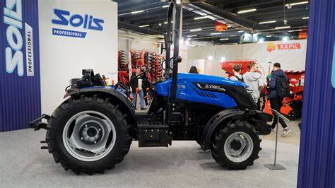 Zdjęcia Solis S90 i S75 na tle stoiska targowego