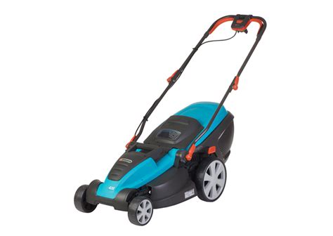 zdjęcie kosiarki elektrycznej Gardena PowerMax 42 E w akcji