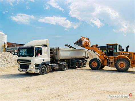 Mała wywrotka transportująca piasek na placu budowy