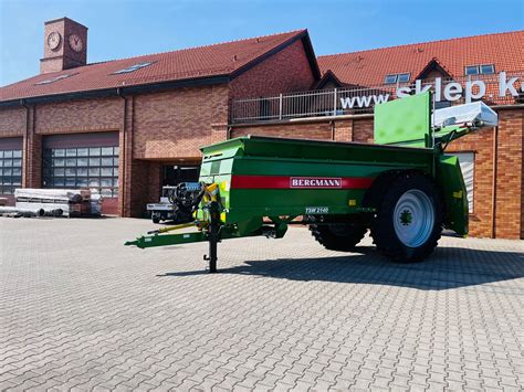 zdjęcie rozrzutnika obornika Bergmann w akcji