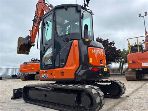 Minikoparka Hitachi ZX48U-6 w akcji, schemat budowy podwozia i ramienia