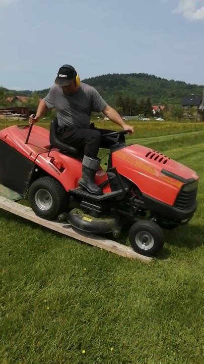 zdjęcie operatora pracującego z traktorkiem jednoosiowym w ogrodzie