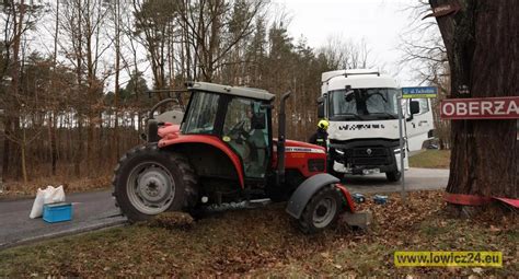Zdjęcie ciągnika rolniczego jadącego drogą publiczną
