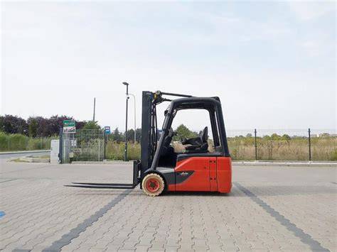 Ilustracja przedstawiająca lokalizację punktów wlewu oleju w wózku widłowym Terex TA 25 (oznaczone strzałkami)