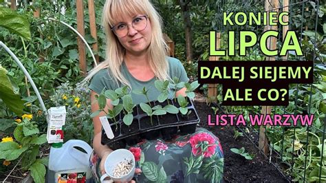 Zdjęcie przedstawiające wysiew nasion warzyw za pomocą ręcznego siewnika