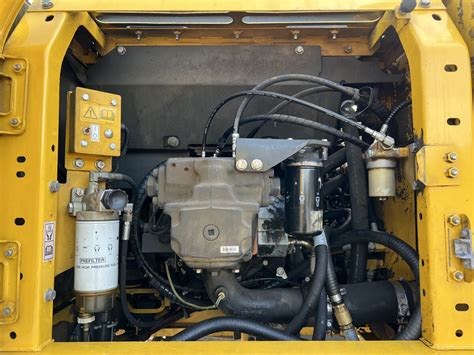 Złożona elektronika sterowania w koparce Komatsu