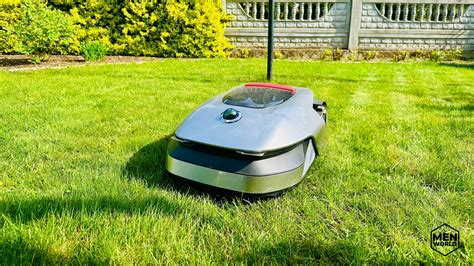 Robot koszący trawę na zadbanym trawniku