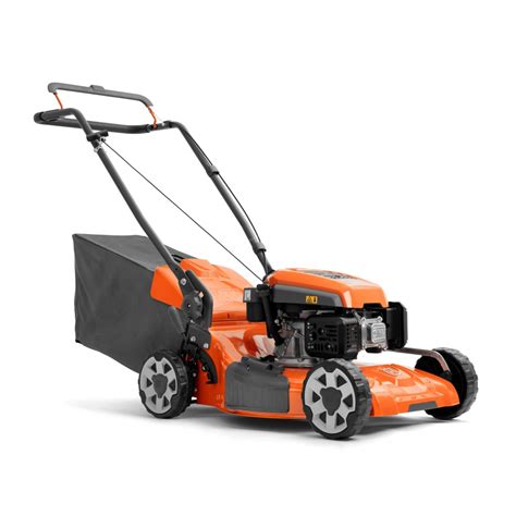 kosiarka Husqvarna LC 151 z widocznym bocznym wyrzutem