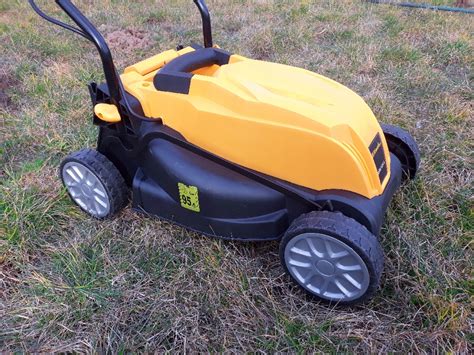 zdjęcie kosiarki elektrycznej Riwall 5135 w akcji na trawniku