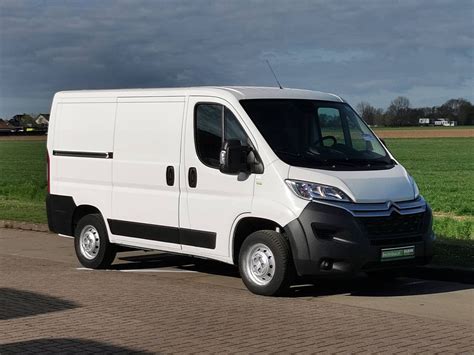Zdjęcie przedstawiające różne modele Citroën Jumper w wersji wywrotka, ukazujące ich różnorodność pod względem roczników i konfiguracji.