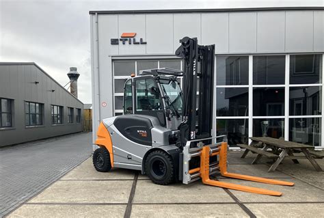 Zdjęcie wózka widłowego STILL RX 60-80 ładującego ciężką paletę