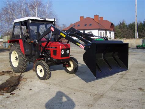 Ilustracja ciągnika Zetor 8045 pracującego na polu