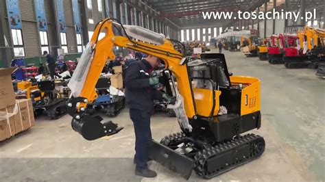 Schemat budowy minikoparki z zaznaczonym układem napędowym gąsienicy