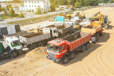 Wizualizacja ciągnika siodłowego z wywrotką na placu budowy