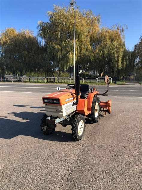Zdjecie poglądowe traktorka Kubota B1400 z różnymi akcesoriami