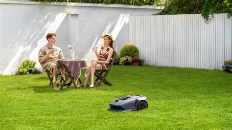 Zdjęcie robota koszącego na idealnie przyciętym trawniku