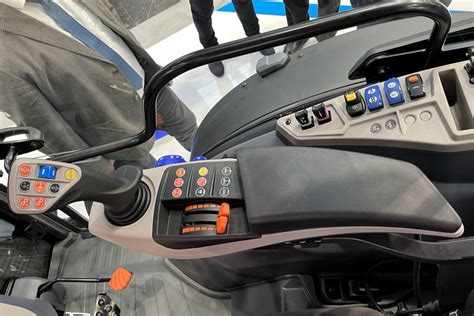 zdjęcie wnętrza kabiny ciągnika Landini Rex 4 z widocznym joystickiem Roboshift
