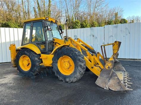 Zdjęcie przedstawiające koparko-ładowarkę JCB 4CX w pracy na budowie