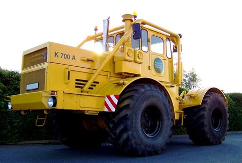Infographic showing the changes in the K-700A tractor after modification to 6x6