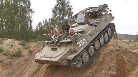 Wielozadaniowy wojskowy transporter gąsienicowy MT-LB w akcji