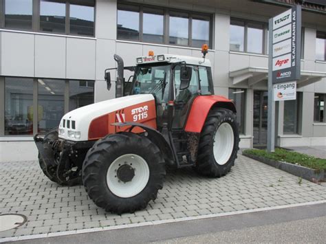 Zdjęcie ciągnika Steyr 9115 prezentujące jego ogólny wygląd i rozmiar