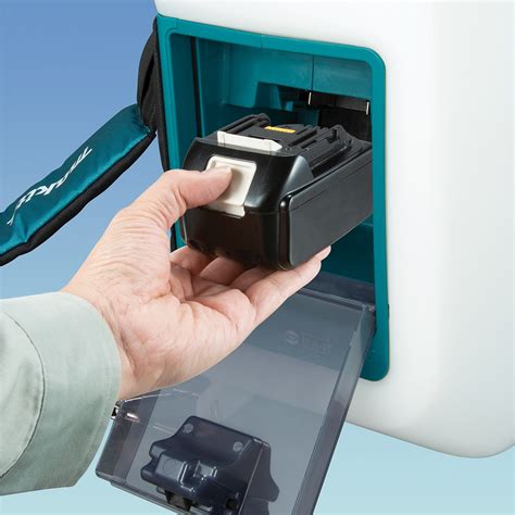 Zdjęcie produktu Makita DUS158Z z widocznymi akcesoriami.