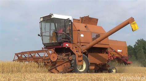 Zdjęcie kombajnu Bizon Rekord Z058 podczas pracy na polu