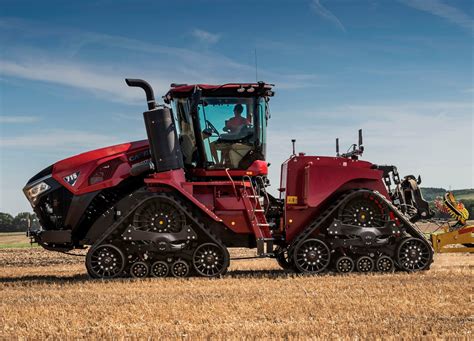 Ciągnik Case IH Quadtrac 715 z kabiną umiejscowioną między osiami