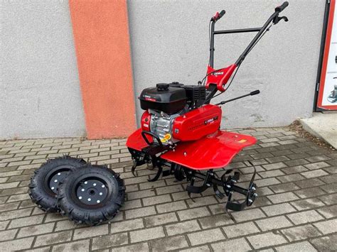 Schemat porównujący szerokość roboczą, głębokość roboczą i moc silnika glebogryzarki