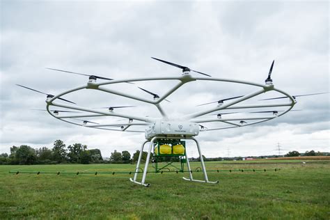 Dron John Deere VoloDrone do oprysków