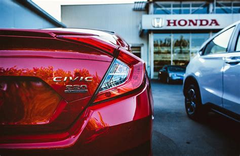 opakowania oryginalnych części zamiennych Honda z widocznym logo