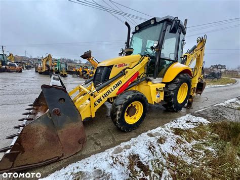koparko-ładowarka New Holland na placu budowy