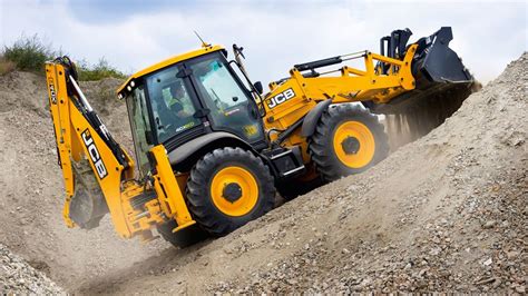Zdjęcie koparko-ładowarki JCB 4CX z widoczną kabiną i osprzętem