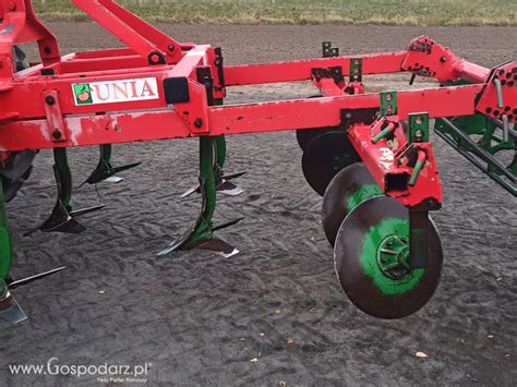 Zdjęcie przedstawiające agregat UNIA KOS pracujący w polu