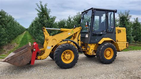 zdjęcie ładowarki kołowej JCB 406 w akcji