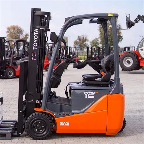 Wózek widłowy elektryczny Toyota BT Levio LWI160 w akcji w magazynie, podkreślający jego kompaktową budowę i ergonomiczne sterowanie