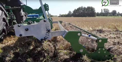 Głębosz TOLMET THOR w pracy na polu, spulchniający glebę