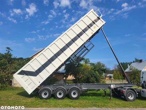 Wywrotka aluminiowa przewożąca zboże z wysokimi burtami