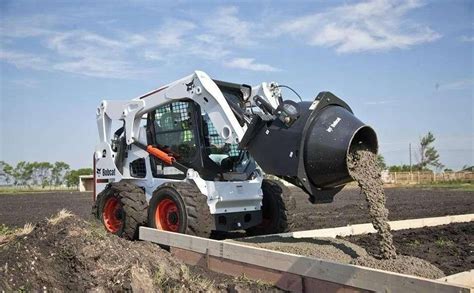 Tematyczne zdjęcie maszyny budowlanej Bobcat w akcji