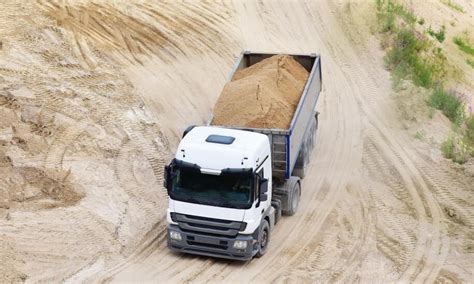 różne rodzaje wywrotek transportujących materiały sypkie