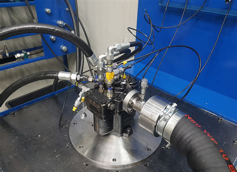 zdjęcie uszkodzonych elementów pompy hydraulicznej, np. zatartej kuli łożyska lub pękniętego korpusu