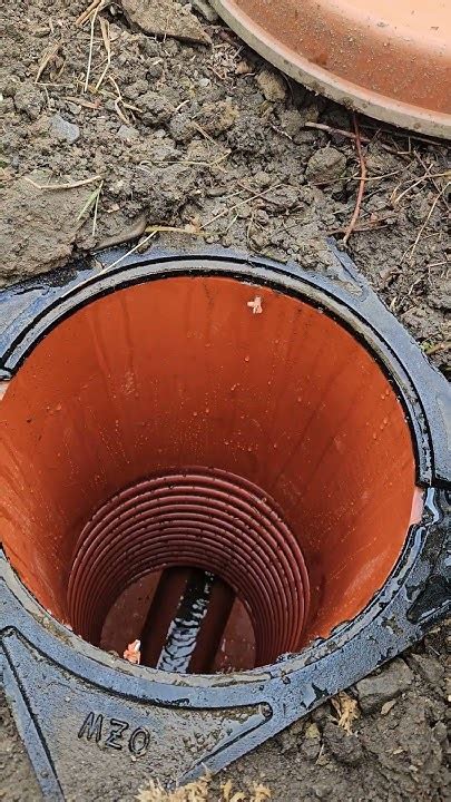 zdjęcie wnętrza czystej studzienki kanalizacyjnej