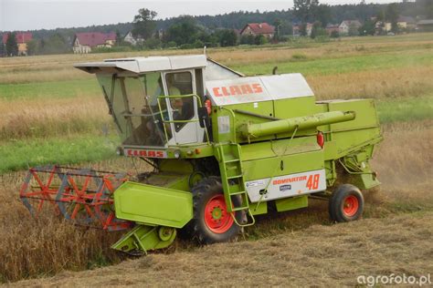 Zdjęcie kombajnu Claas Dominator 48 pracującego w polu