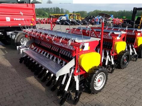 siewnik zbożowy Meprozet S107 podczas pracy na polu