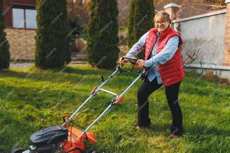 zdjęcie poglądowe kosiarki traktorka w pracy na dużym trawniku