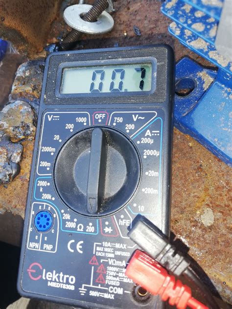 Multimetr mierzący rezystancję uzwojeń silnika elektrycznego