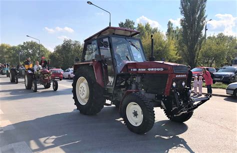Zdjęcie remontowanego Ursusa 1204 w eksportowej odsłonie DeLuxe